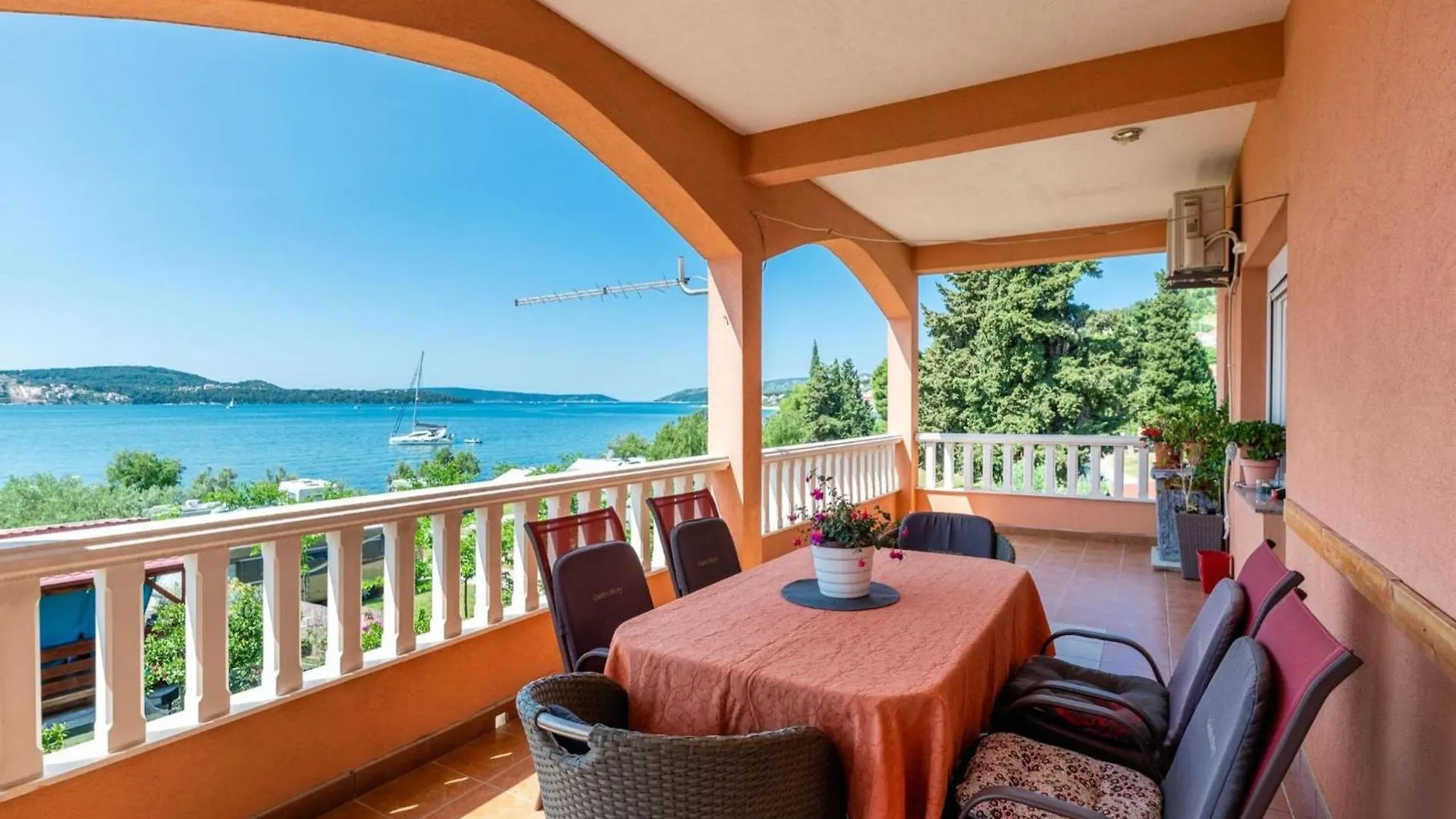 Three Bedroom Apartment With Terrace And Sea View Traù