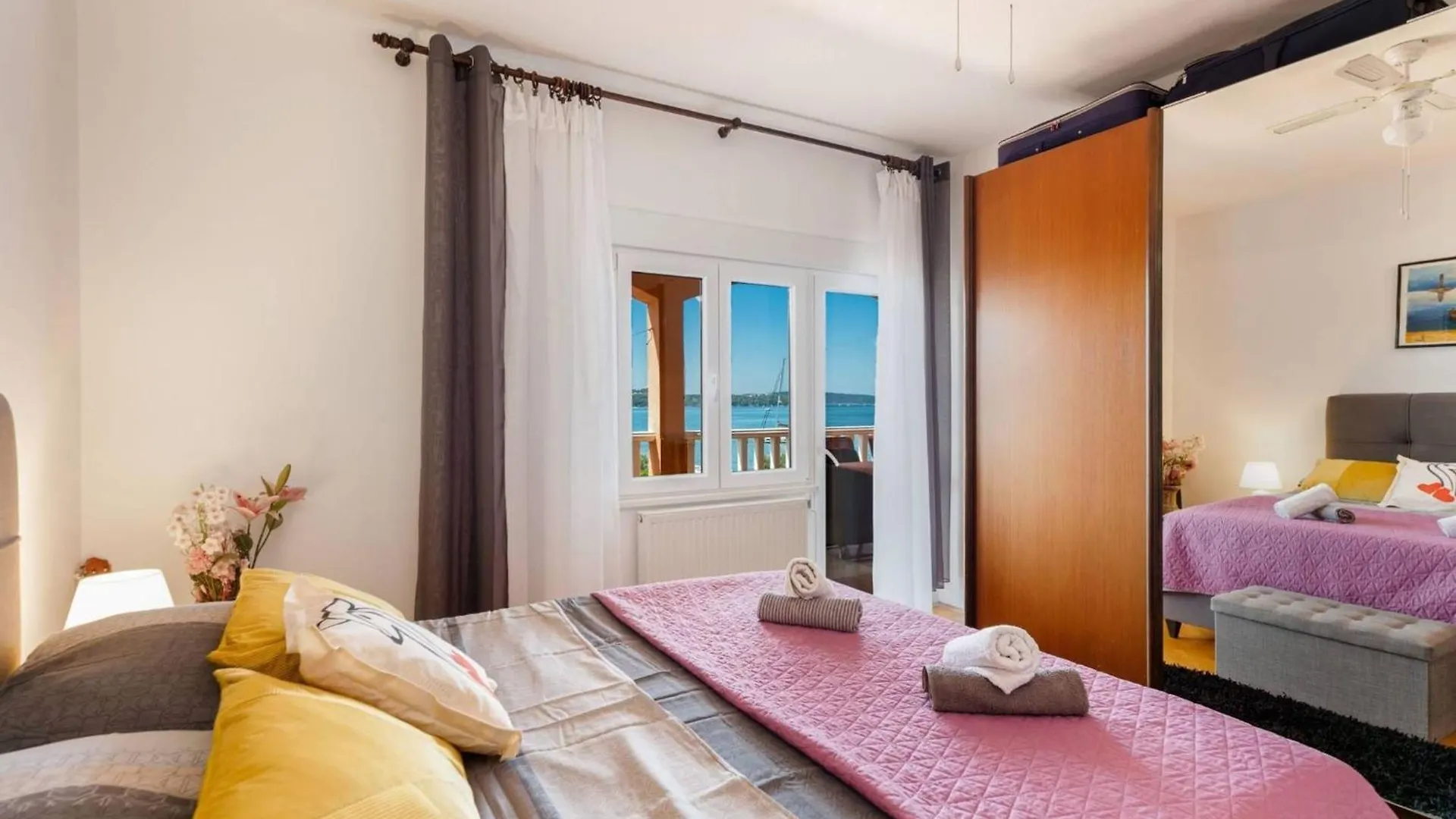 Three Bedroom Apartment With Terrace And Sea View Traù 0*,  Croazia