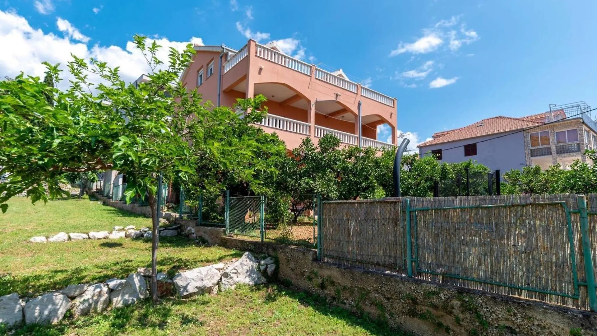 Three Bedroom Apartment With Terrace And Sea View Traù